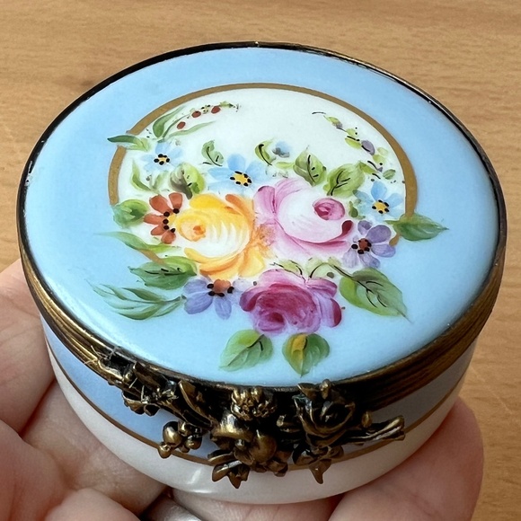 ANTIQUE VINTAGE LIMOGES FRANCE PORCELAIN PILL TRINKET BOX BLUE PINK ROSES FLOWER